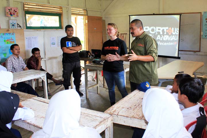 Budiharto (right) and the Netherlands volunteer Inge Tielen, explaining the important role of forest ro junior high school of Cibuntu